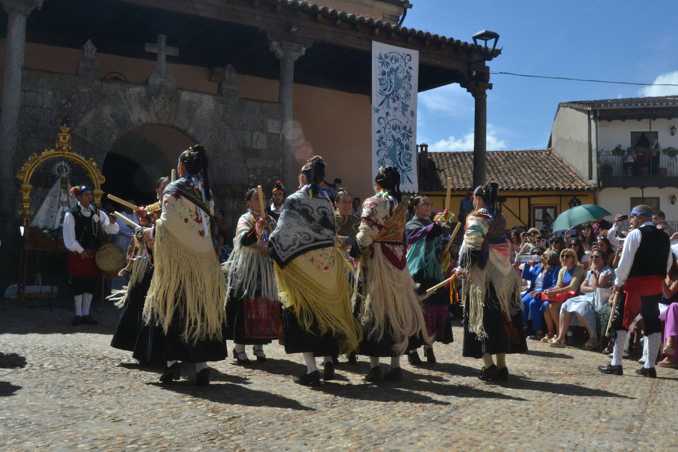 Miranda del Castañar baila en honor a su patrona, la Virgen de la Cuesta