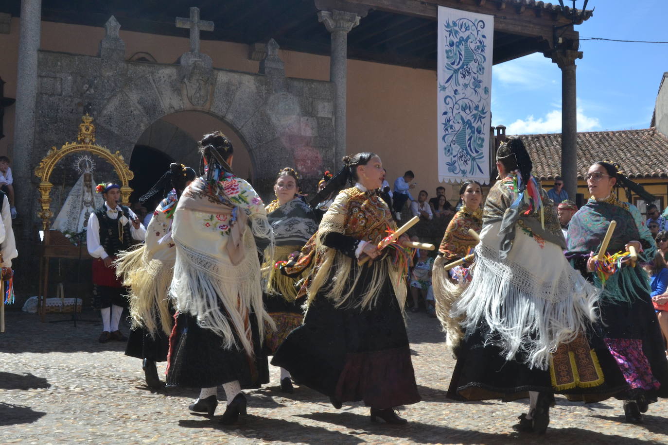 Miranda del Castañar baila en honor a su patrona, la Virgen de la Cuesta