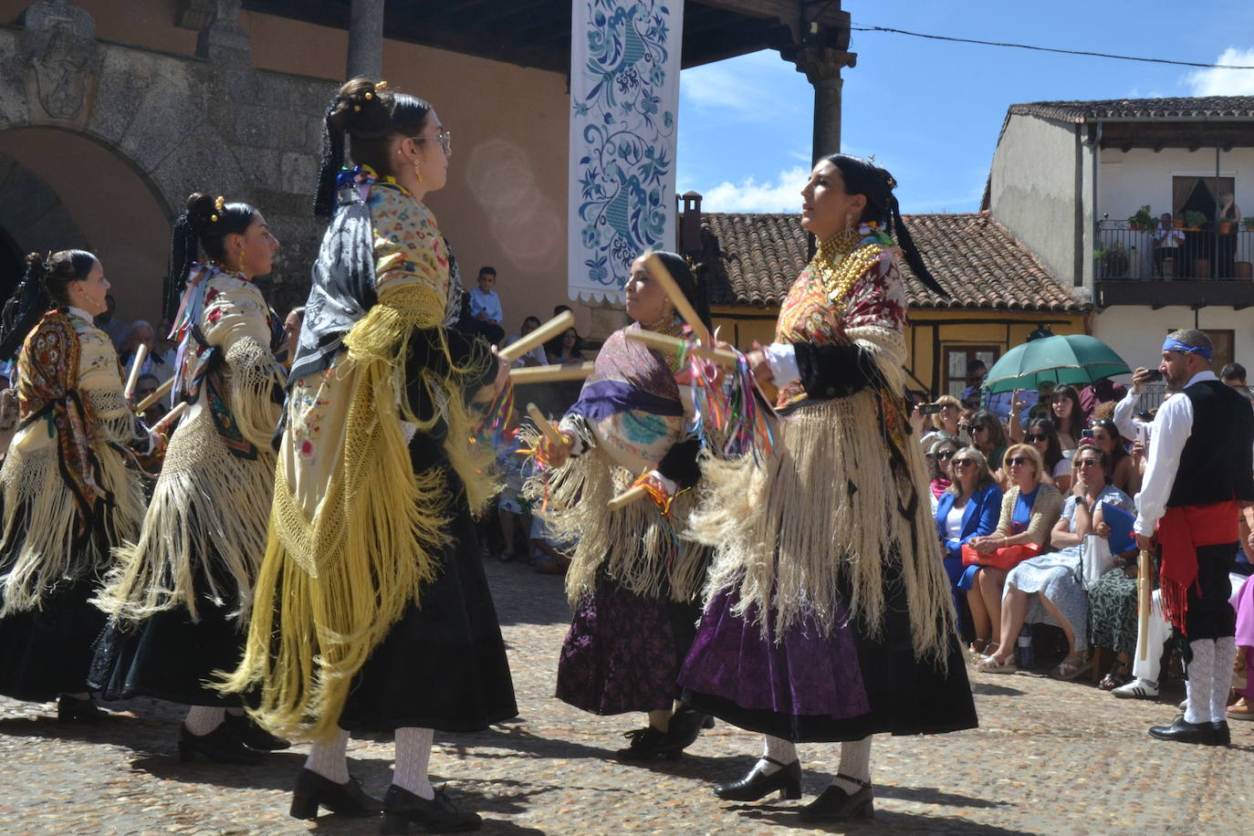 Miranda del Castañar baila en honor a su patrona, la Virgen de la Cuesta
