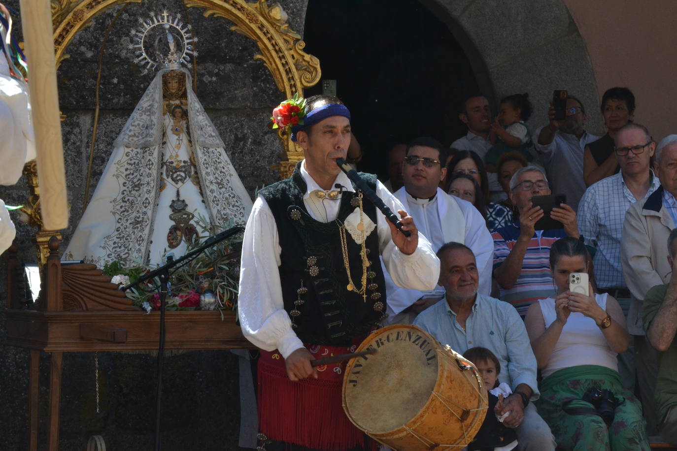 Miranda del Castañar baila en honor a su patrona, la Virgen de la Cuesta