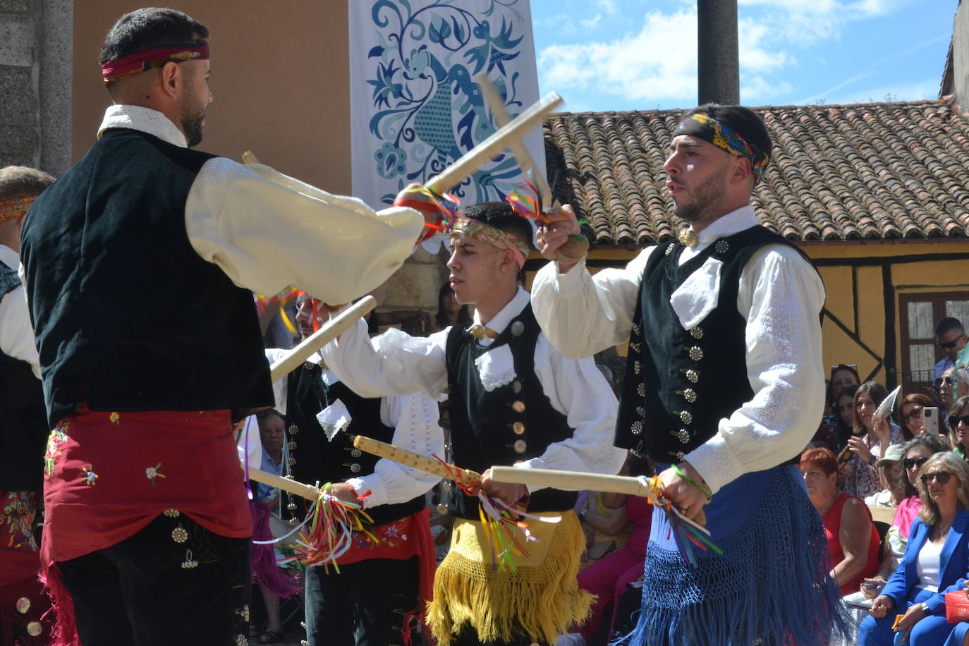 Miranda del Castañar baila en honor a su patrona, la Virgen de la Cuesta