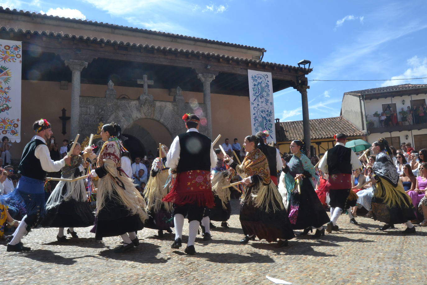 Miranda del Castañar baila en honor a su patrona, la Virgen de la Cuesta