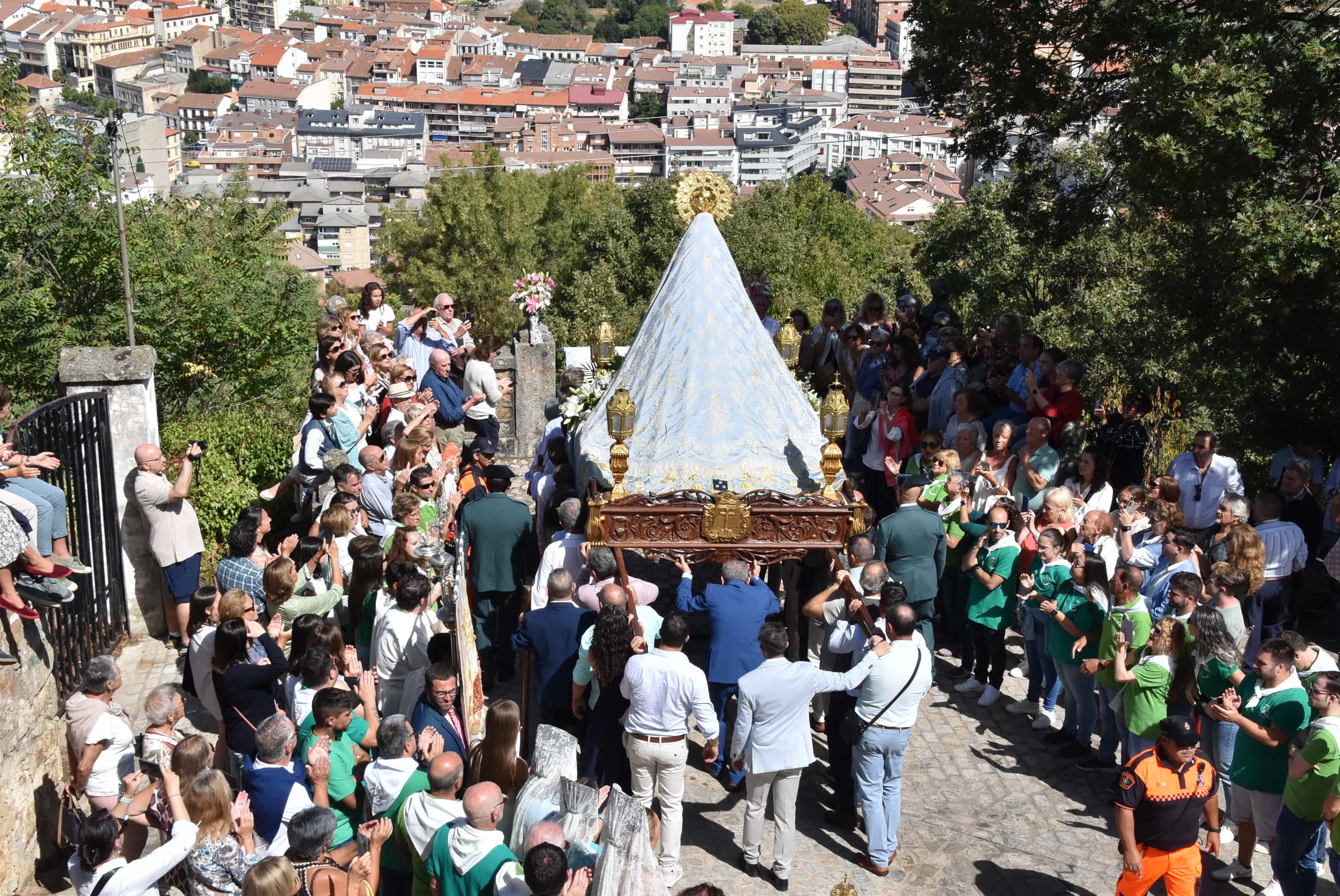 El paraje de El Castañar en Béjar se llena de fieles para acompañar a la Virgen