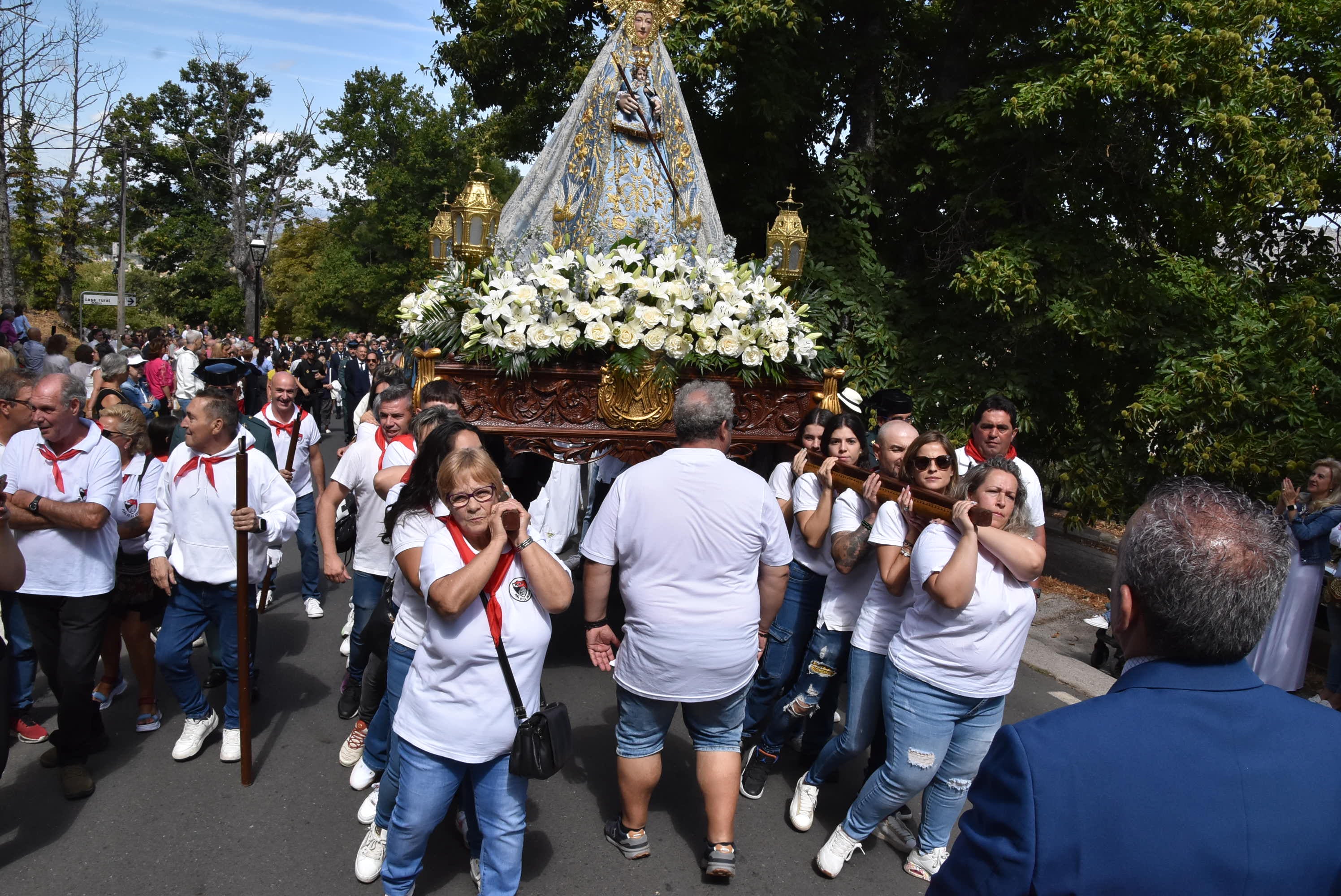 El paraje de El Castañar en Béjar se llena de fieles para acompañar a la Virgen