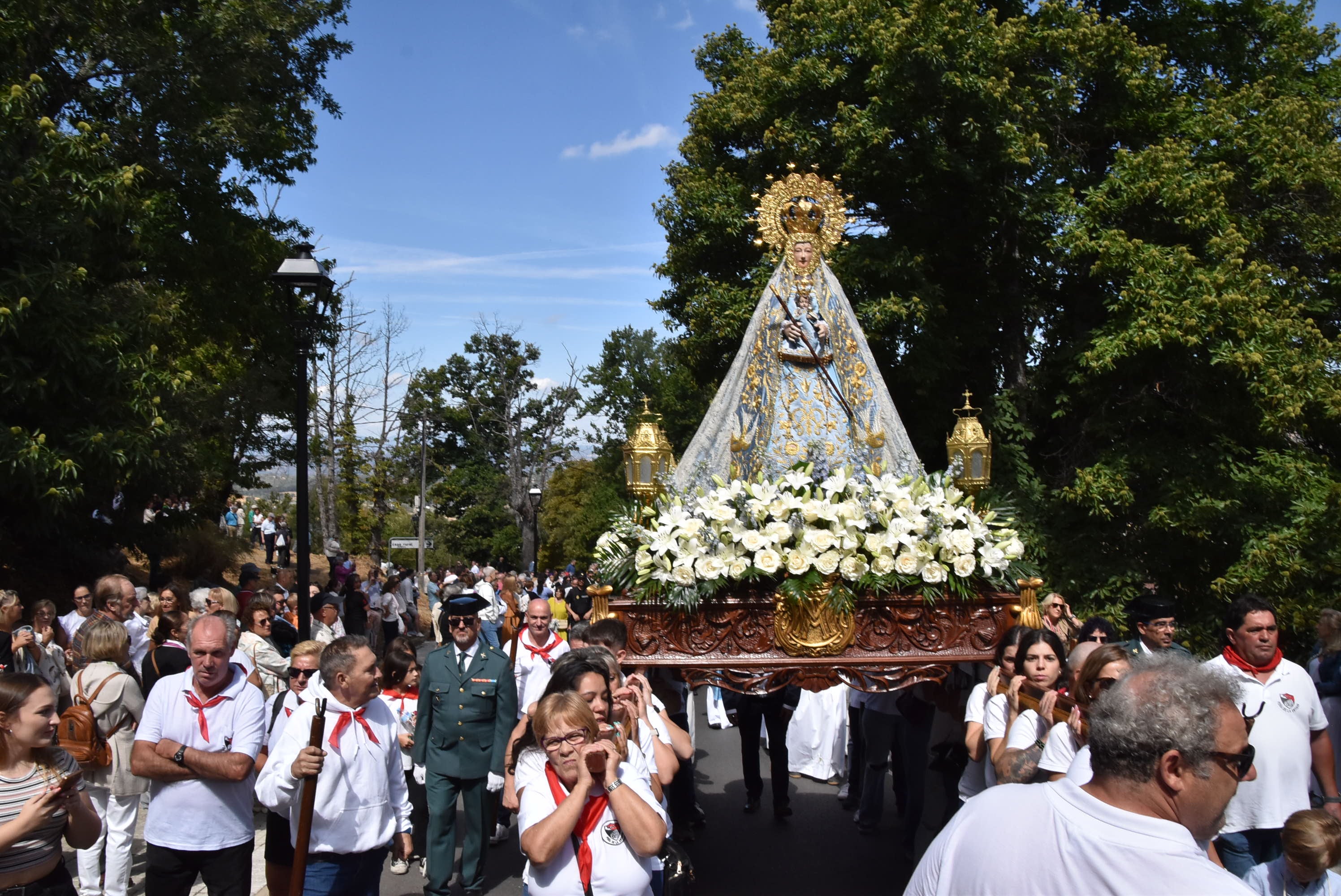 El paraje de El Castañar en Béjar se llena de fieles para acompañar a la Virgen