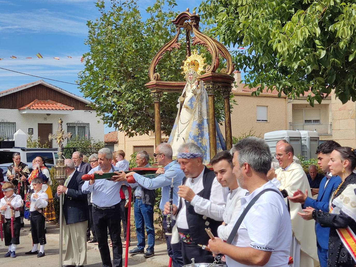Día de esplendor para honrar a la Virgen en Cespedosa de Tormes