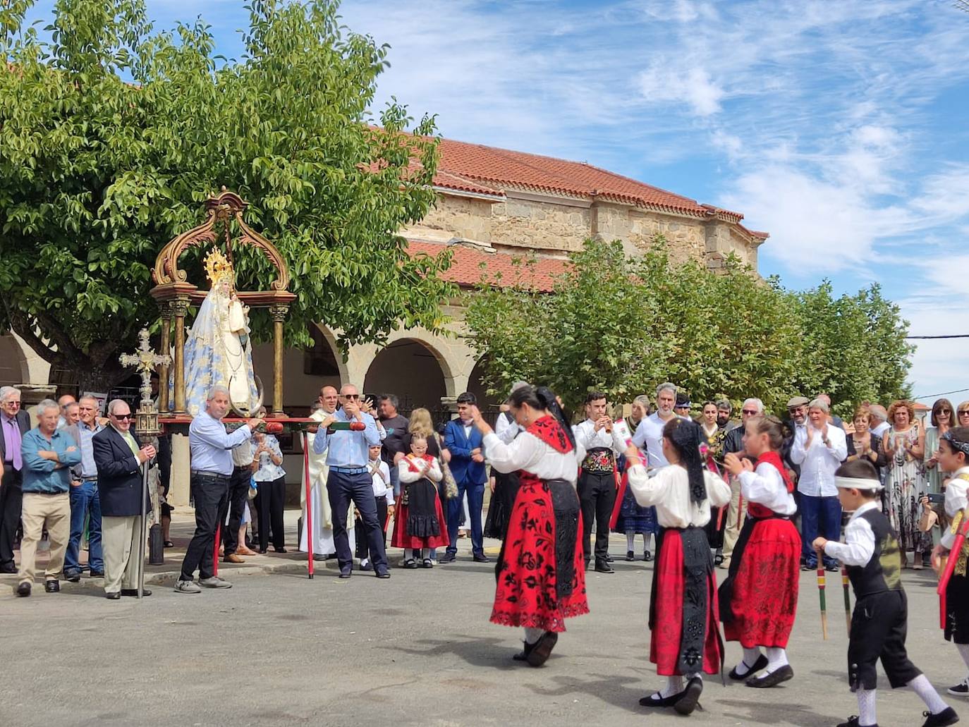 Día de esplendor para honrar a la Virgen en Cespedosa de Tormes