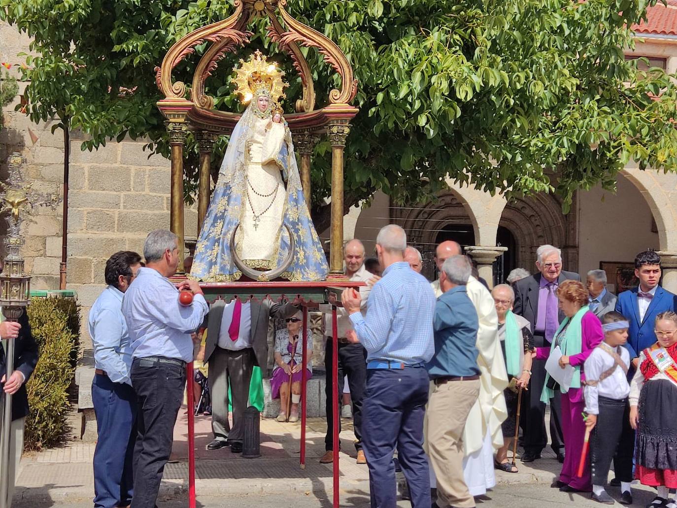 Día de esplendor para honrar a la Virgen en Cespedosa de Tormes