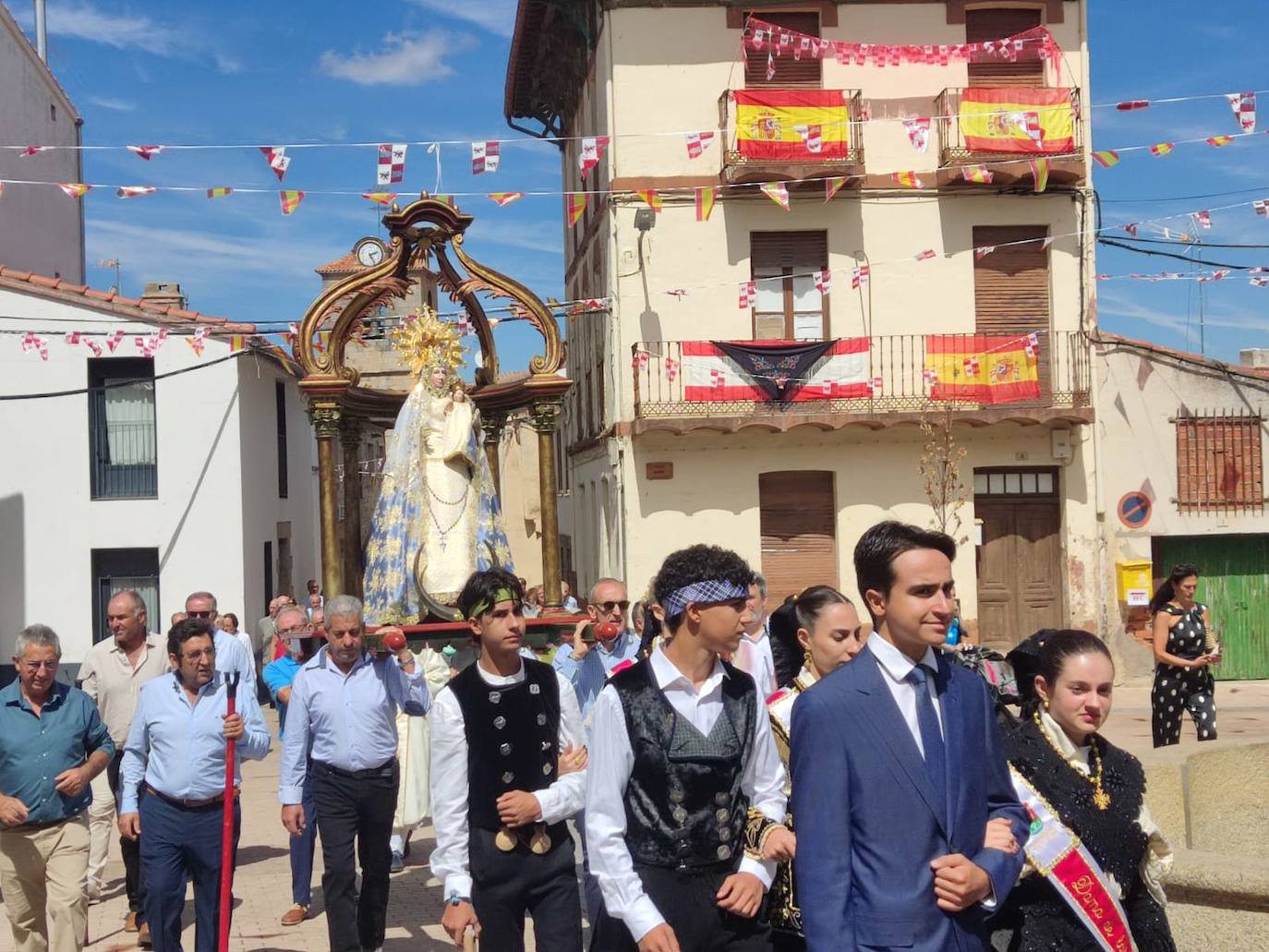 Día de esplendor para honrar a la Virgen en Cespedosa de Tormes