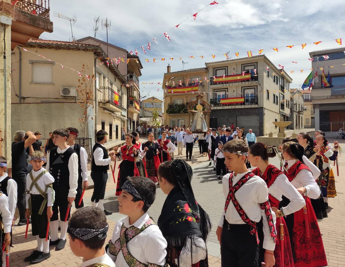 Día de esplendor para honrar a la Virgen en Cespedosa de Tormes