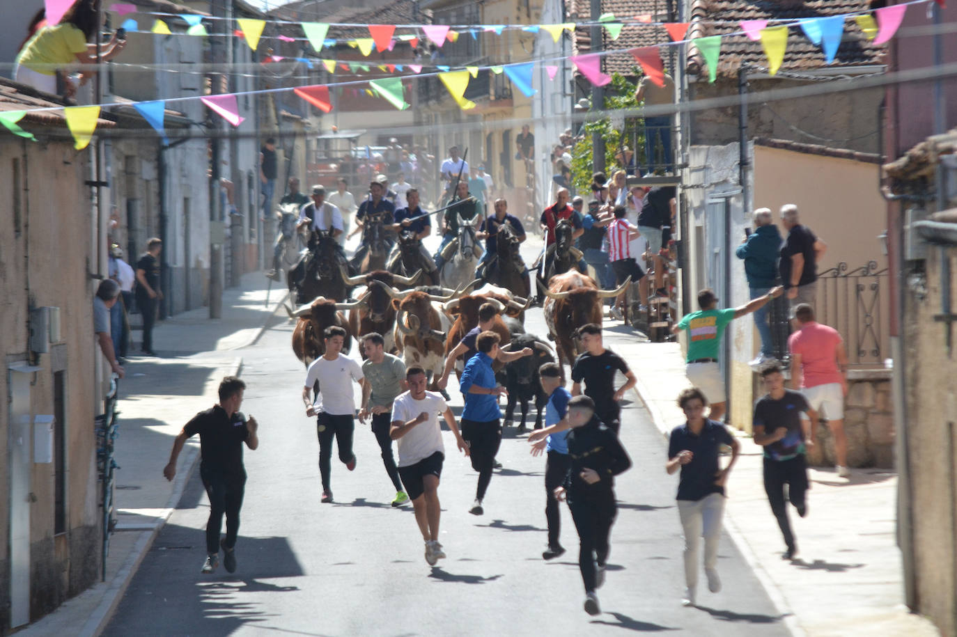 Los jóvenes corren el encierro a caballo, una cita estelar.