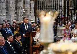 El alcalde de Salamanca, Carlos García Carbayo, dirigiéndose a la Virgen de la Vega.