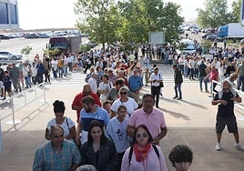Colas también este lunes a la espera de la apertura de puertas.