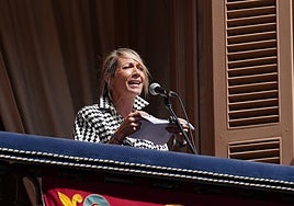 Sara Cuadrado, dando el pregón de las Ferias y Fiestas este lunes desde el balcón del Ayuntamiento.