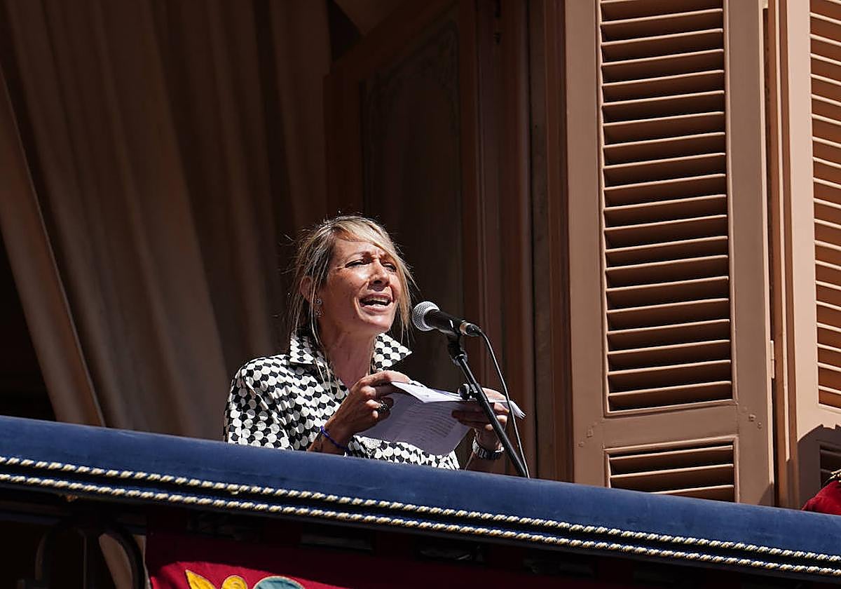 Sara Cuadrado, dando el pregón de las Ferias y Fiestas este lunes desde el balcón del Ayuntamiento.
