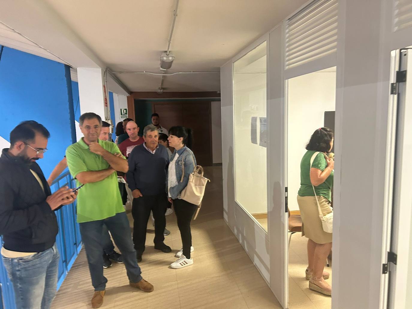 Colas para coger la tarjeta para participar en la subasta.