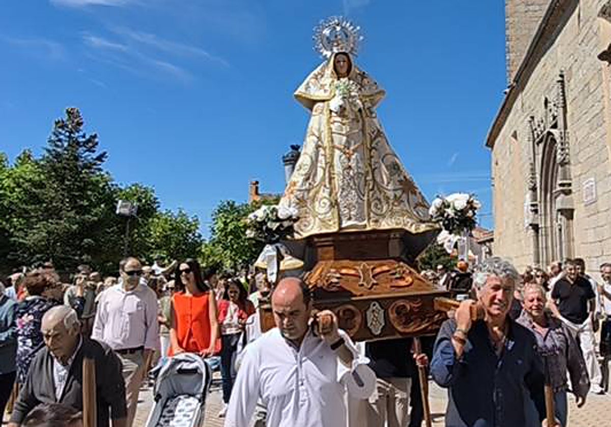 Multitudinaria procesión en honor a la Virgen de la Encina en Macotera