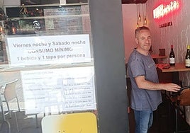 Luis Miguel Fernández, responsable del bar donde cuelga el cartel de consumición mínima.
