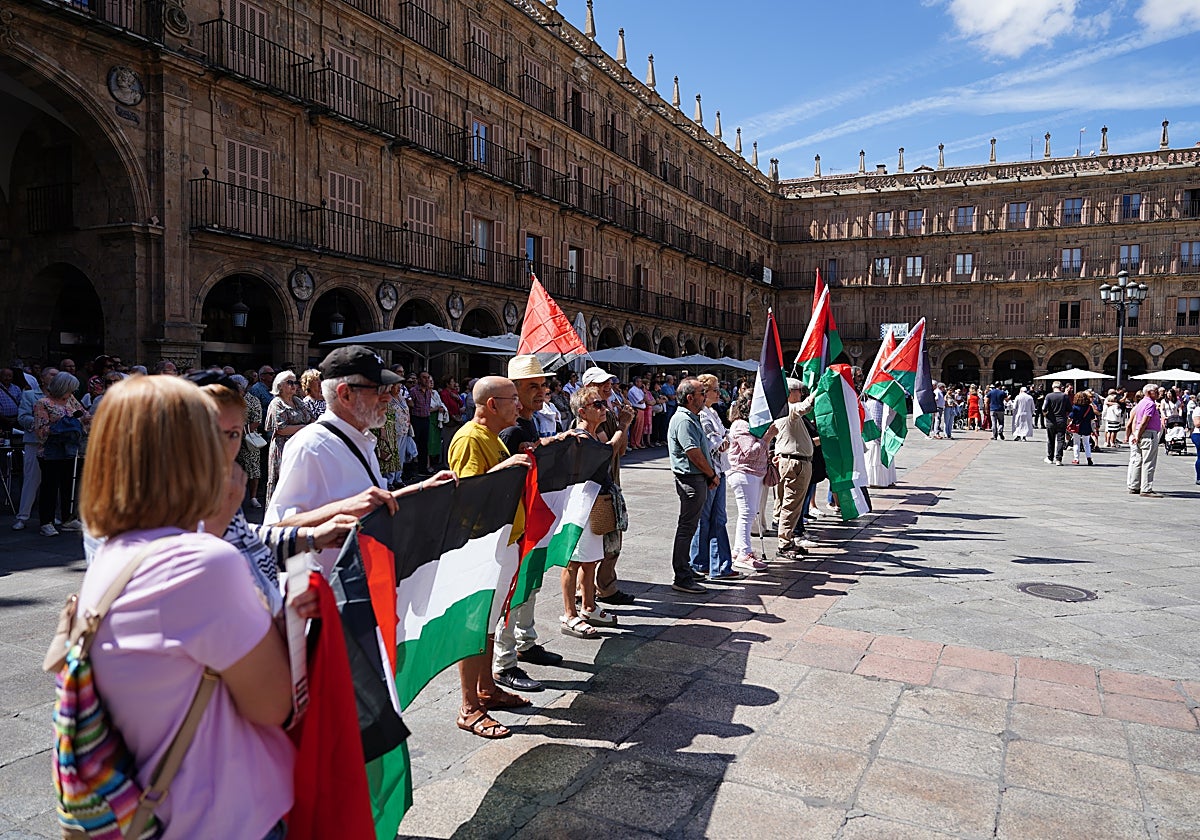 Protestas propalestinas en la Plaza Mayor durante el pregón de Ferias este lunes.