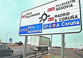 Señal de tráfico que informa de los peajes de la AP-51 y la AP-6.