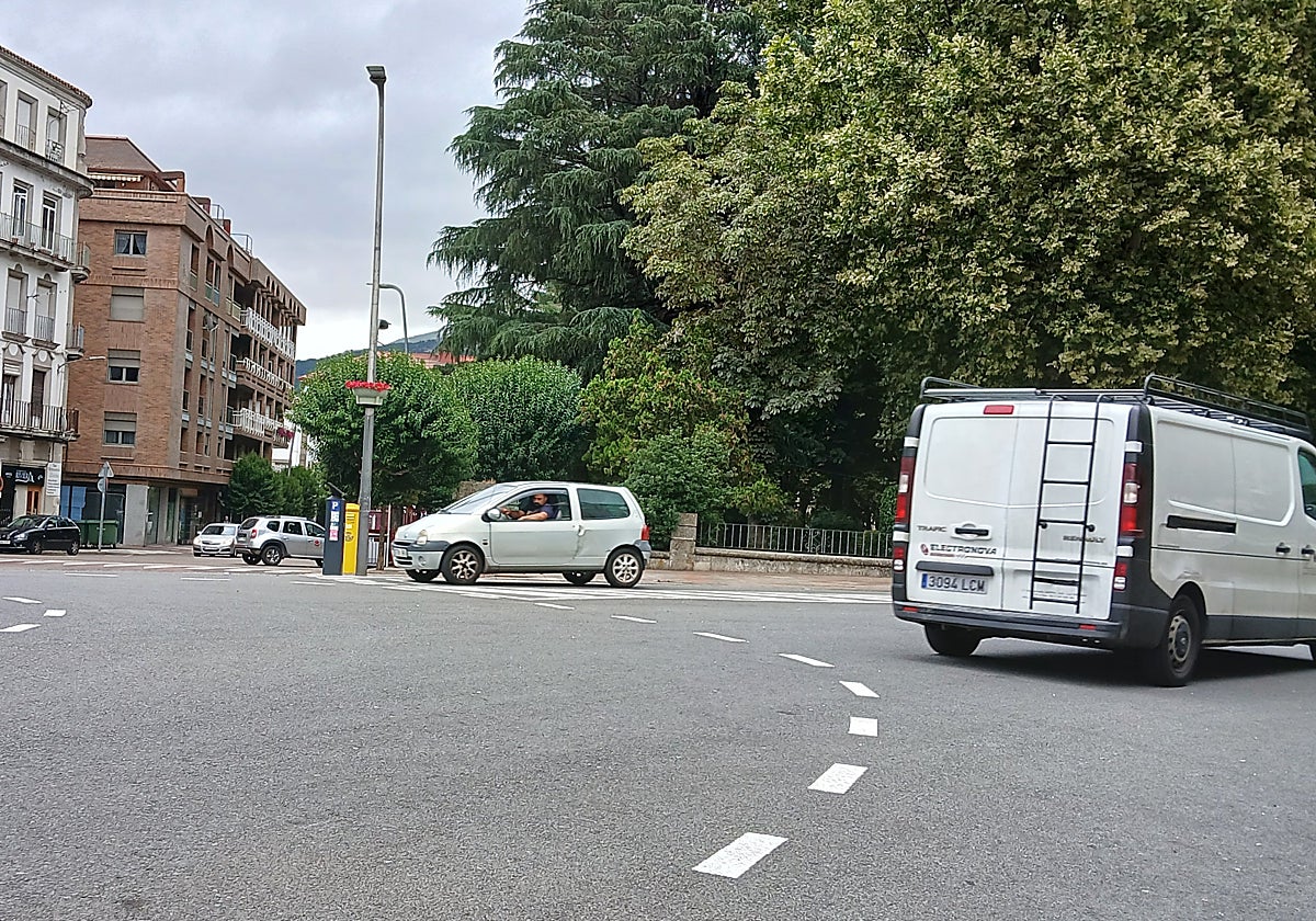 Imagen de coches circulando por la plaza de España de Béjar.