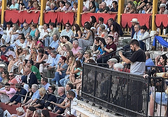 Una cámara de video en la plaza de toros de Aranjuez.