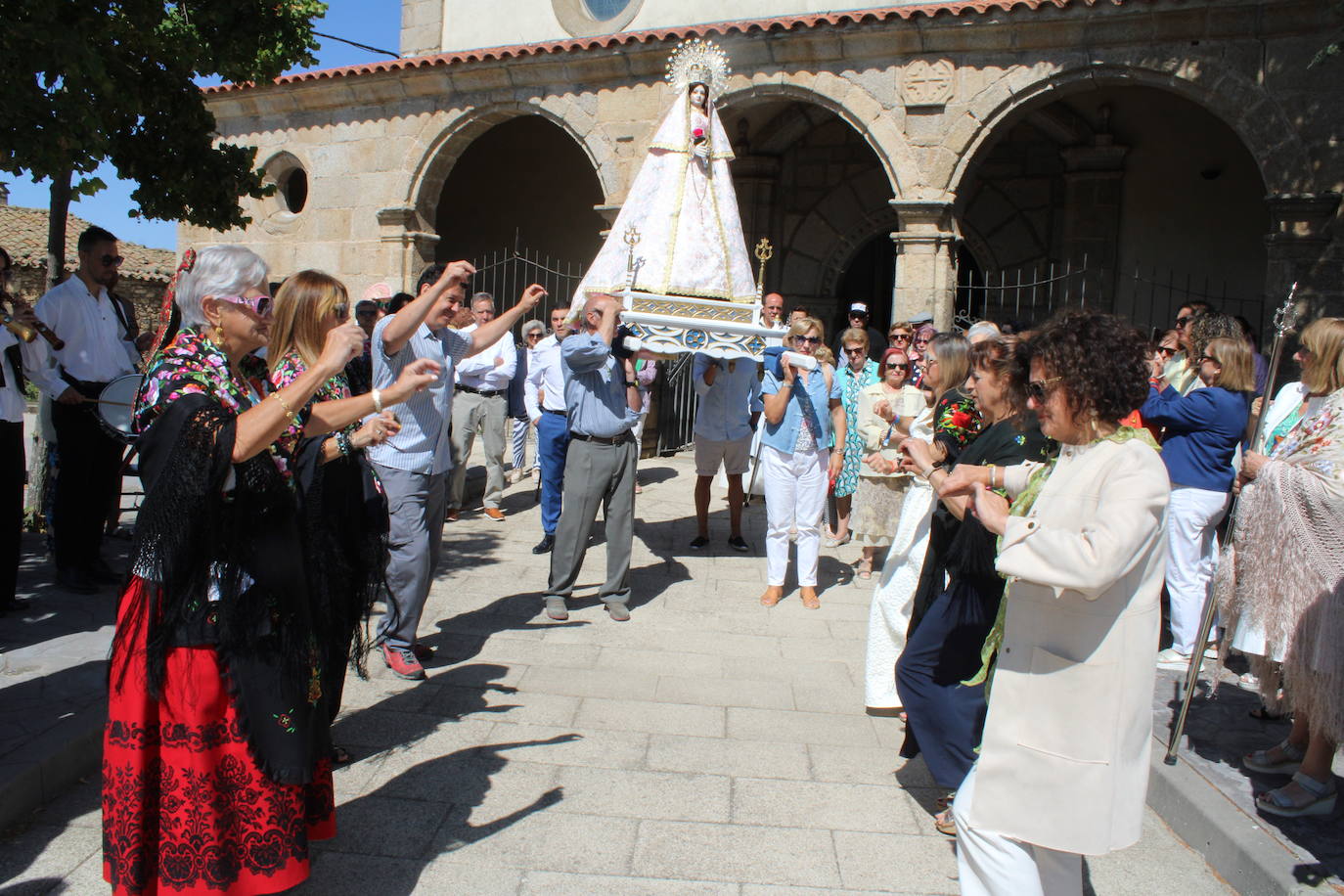 Gallegos de Solmirón entona el &quot;Adiós&quot; a la Virgen de Gracia Carrero