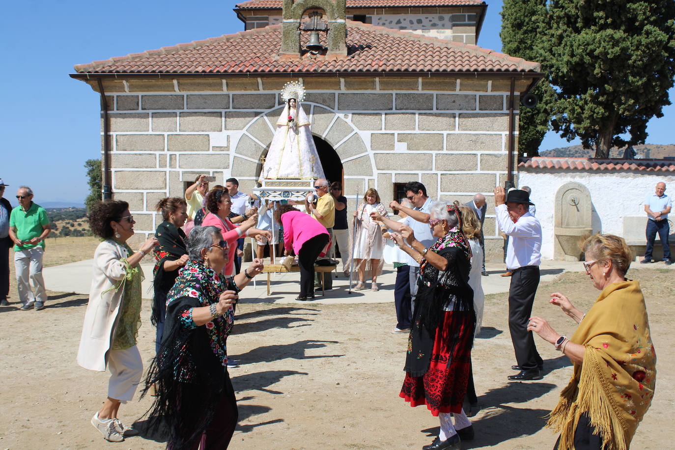 Gallegos de Solmirón entona el &quot;Adiós&quot; a la Virgen de Gracia Carrero