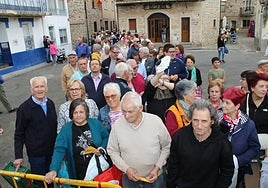 Los comensales, preparados para recoger su ración