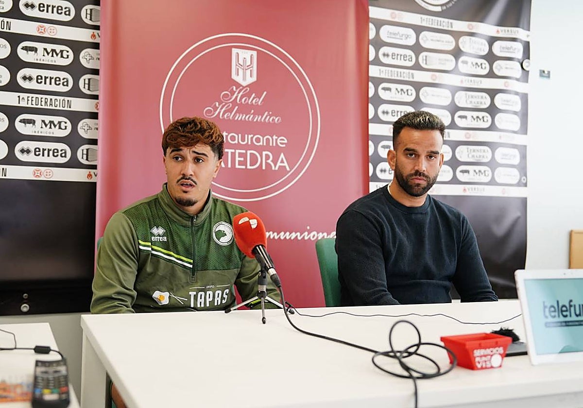 Abde Damar, en su presentación, junto al director deportivo de Unionistas, Antonio Paz.