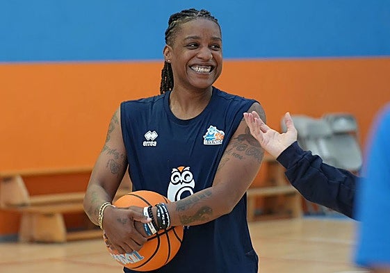 La jugadora de Perfumerías Avenida Shavonte Zellous, en la sesión de entrenamiento de hoy.