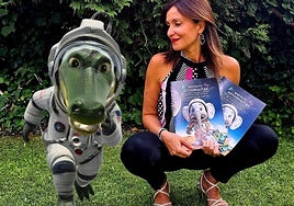 La periodista y autora zamorana Teresa Pernía, junto a uno de los personajes virtuales de su libro.