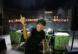 El DJ con su espectáculo en la Plaza Mayor.