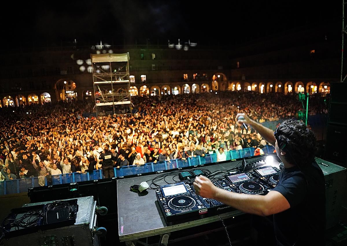 Imagen secundaria 1 - El &#039;play&#039; de LOS40 hizo de la Plaza una radio en vivo