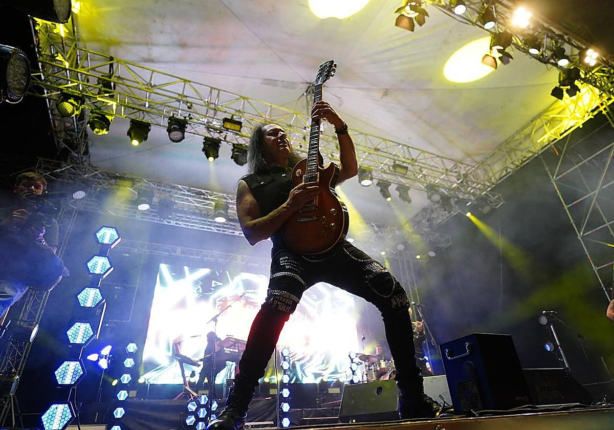 El vocalista de Medina Azahara, Manuel Martínez, durante el concierto que el grupo ofreció este martes en la Plaza Mayor.