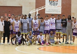 Ambos equipos posan al término del encuentro amistoso en La Sagrada.