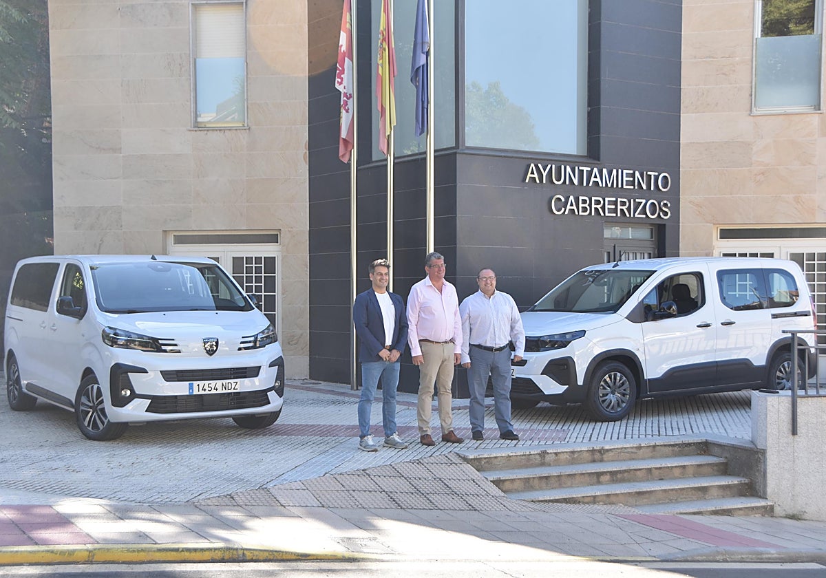 El alcalde, Claudio del Río (en el centro), junto a representantes de la marca fabricante de las furgonetas en el acto de presentación.