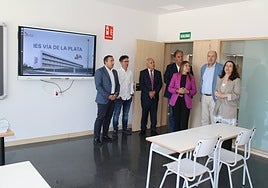 La comitiva atiende a las explicaciones de la directora del centro, Valentina Zangrado