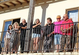 La peña Floppas protagonizó el inicio de las fiestas de Colmenar