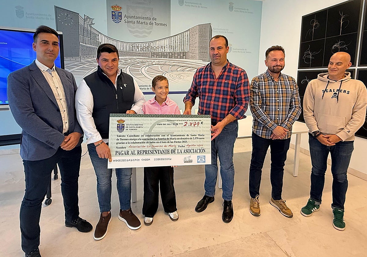 Momento de entrega del cheque a María Caamaño.