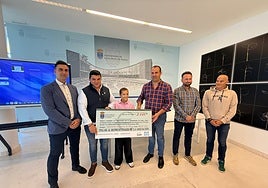 Momento de entrega del cheque a María Caamaño.