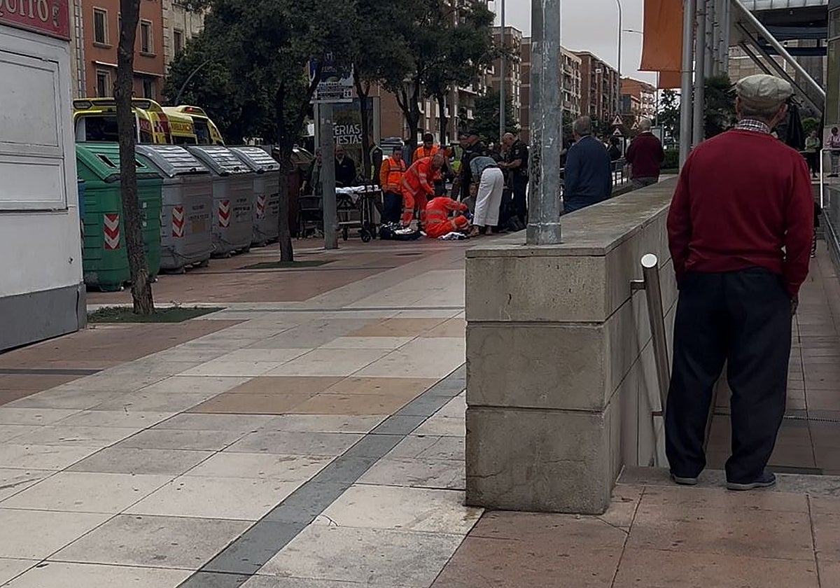 Los servicios de emergencia en plenas labores de reanimación en el paseo de la Estación.
