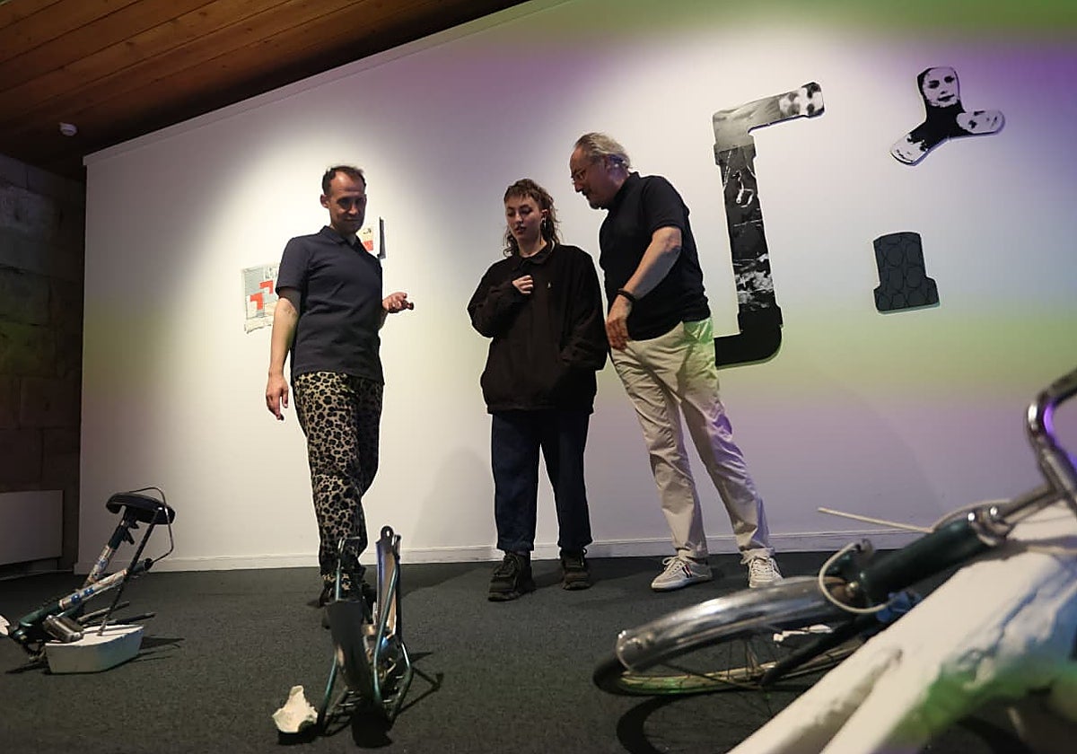 El vicedecano Diego del Pozo, la artista Nenyure Llames y el coordinador Aquilino González.