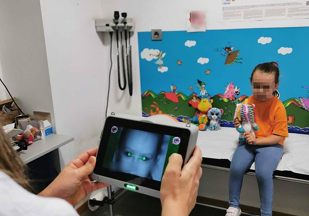 Una niña se somete al cribado con los nuevos dispositivos de la Gerencia de Atención Primaria.