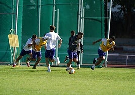 Los jugadores del Salamanca UDS se ejercitan en Las Pistas.