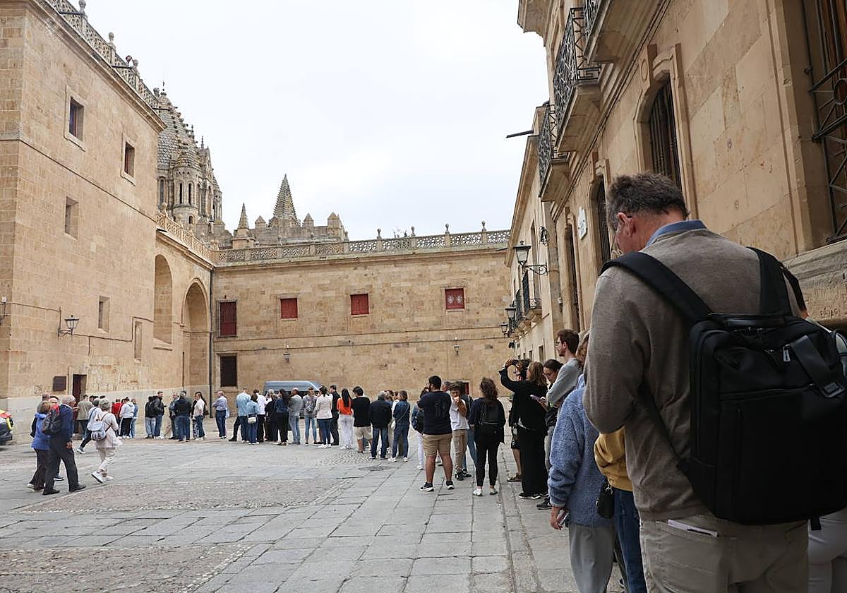 Imagen de la cola que se formó para acceder a las Torres de la Catedral.