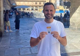 El futbolista Juan Mata, con su carnet de socio.
