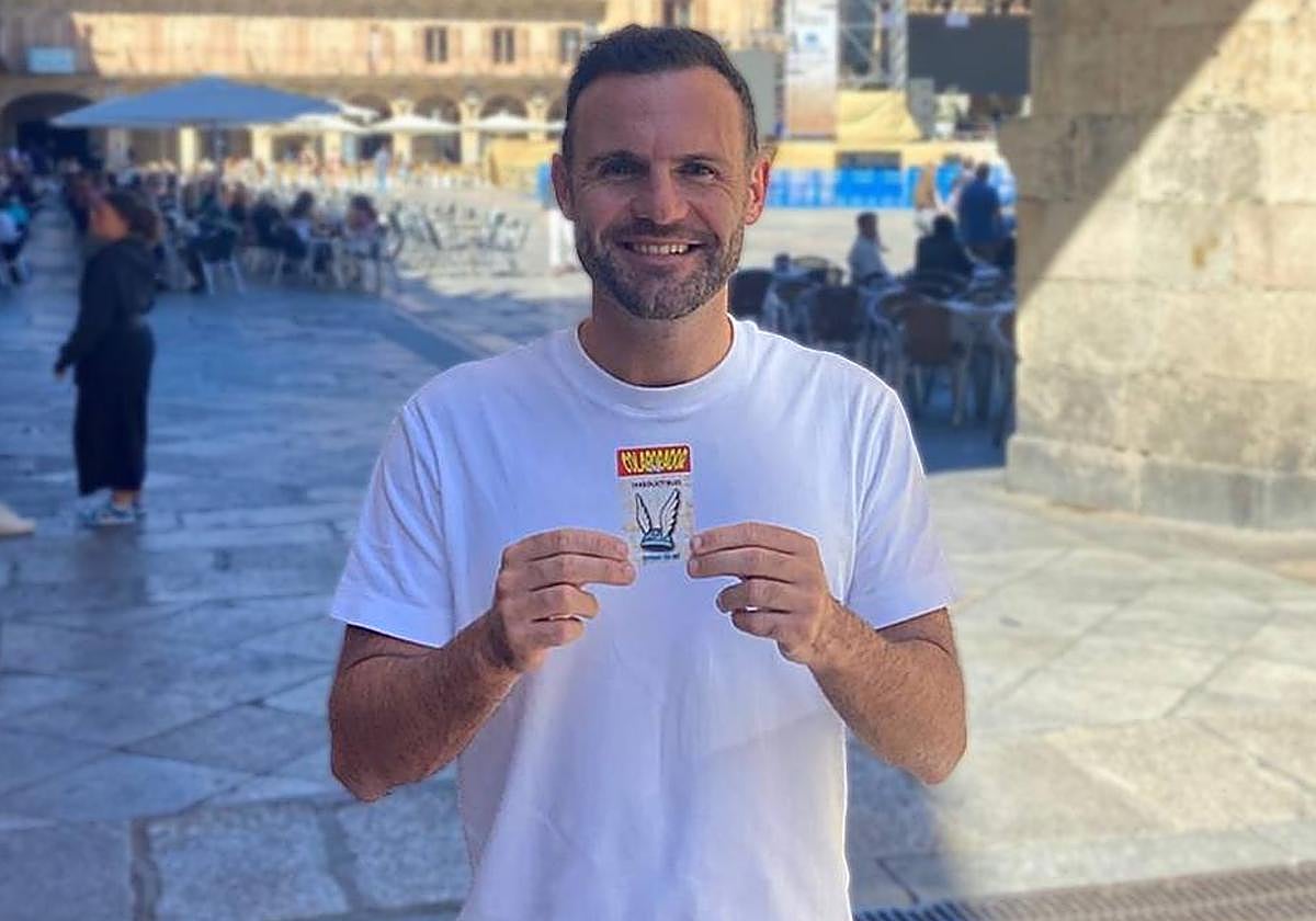 El futbolista Juan Mata, con su carnet de socio.