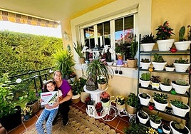 Rocío Jiménez y su hija junto a sus plantas.