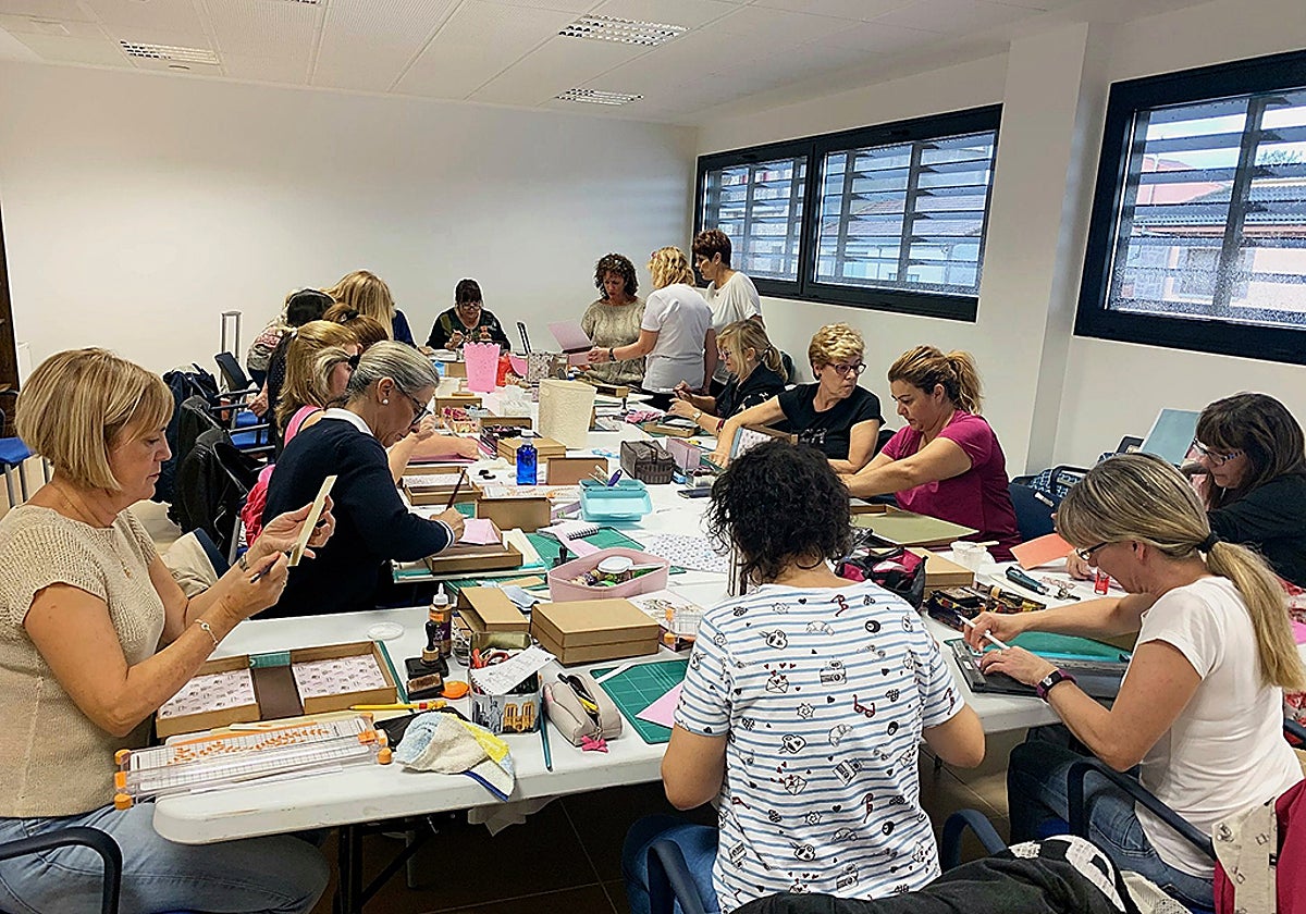 Los talleres de cartonaje son una de las opciones que propone el Consistorio de Villares de la Reina.